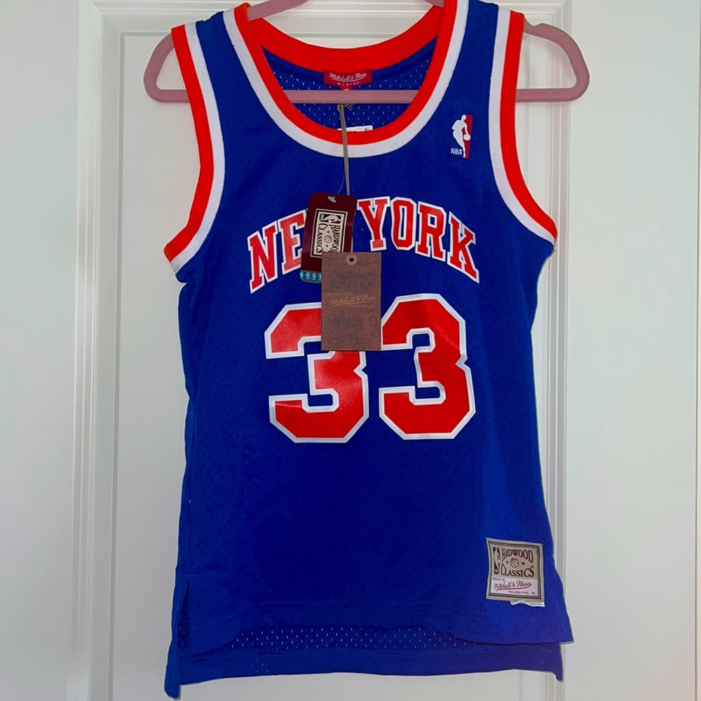 New York Nicks Jersey with Ewing #33.